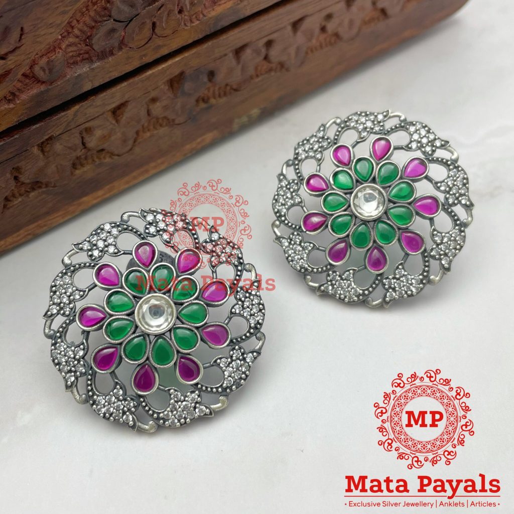 Mesmerizing Floret Oxidised Stud