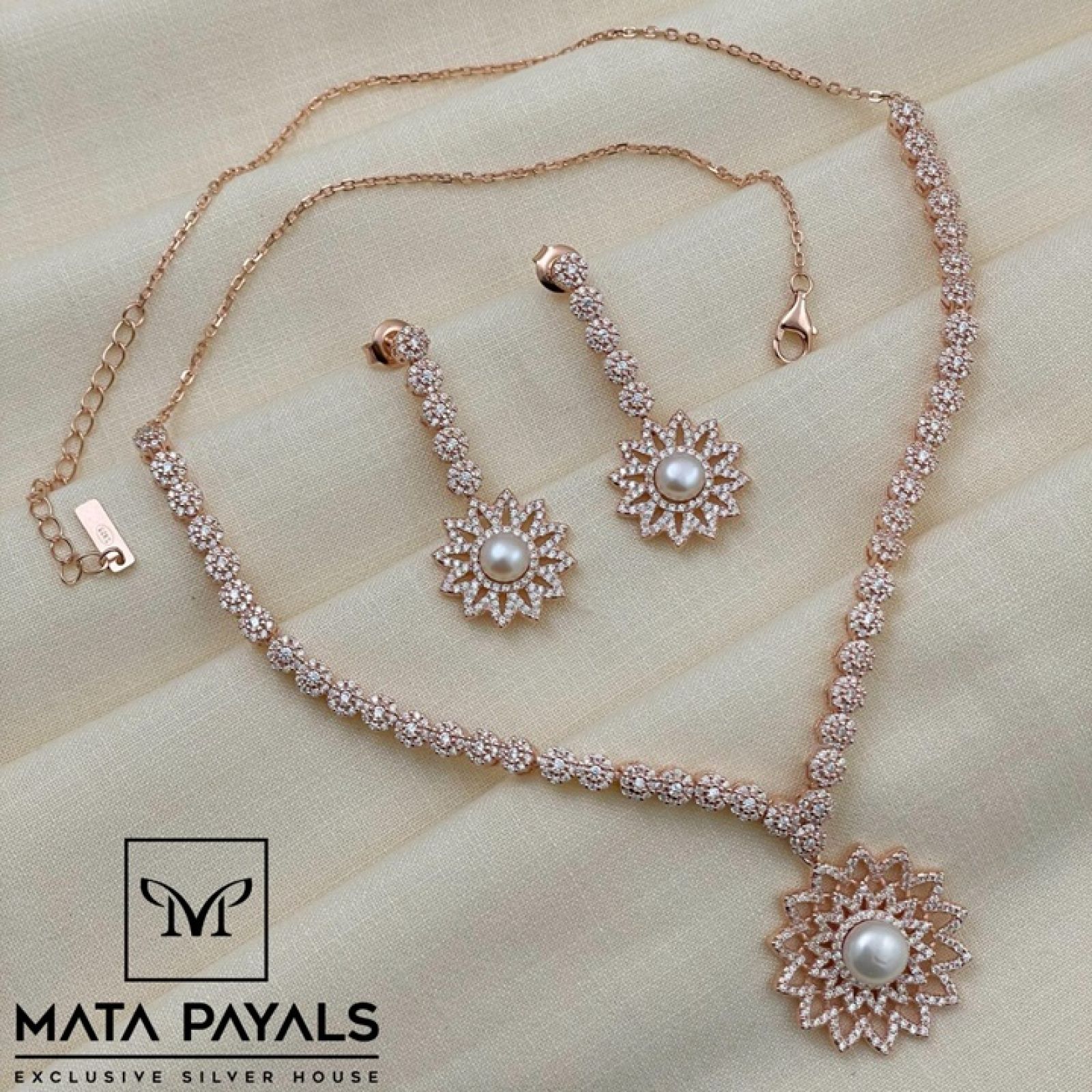Floral Pearl Necklace Set