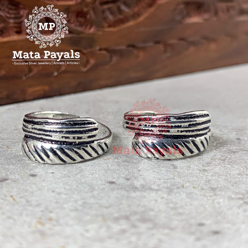 Parallel Striped Oxidised Toe Ring