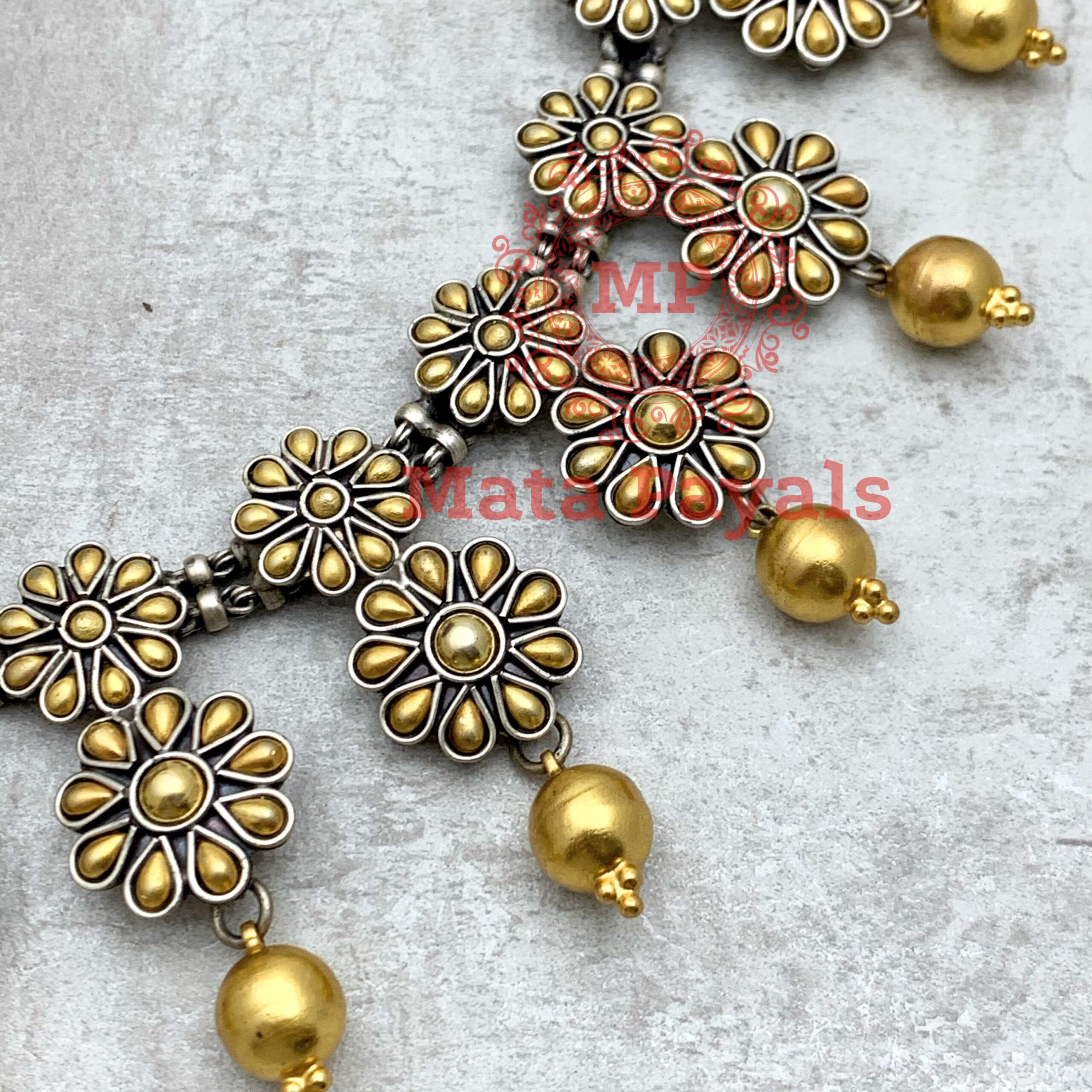 Eye-Catching Floral Dual Tone Necklace