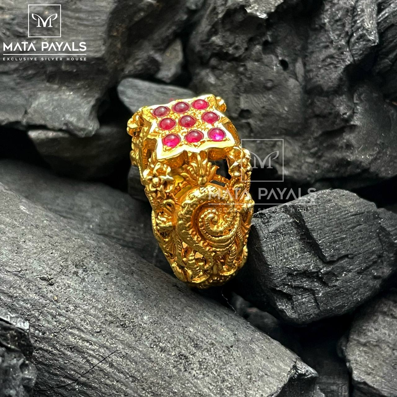 Shanku Gold Finger Ring.